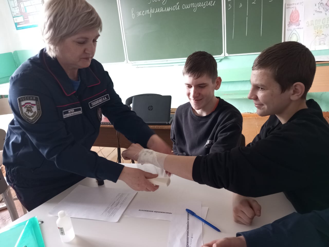 Дружина юных пожарных «Звонок 01» при МКОУ Орьевской СОШ совместно с инструктором противопожарной профилактике изучили виды ожогов и основы первой помощи..